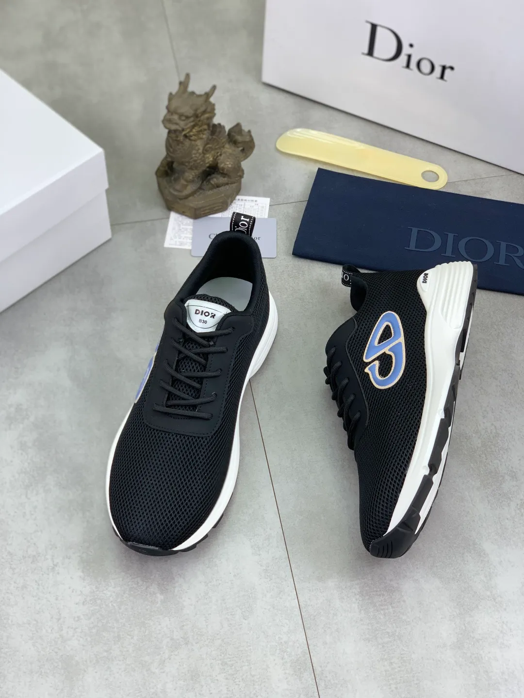 Men's Men's Shoes 💰P420 New Dior Chrono Fly Knit Shoes 2025 New B30 Series, in white and black fly knit series. Both sides are decorated with computer-printed CD logo, star patch on the tongue and Dior logo on the heel. Many details highlight the style. The interior is matched with the original color matching mesh, and the interior of the body is supported by low-temperature shaping sheets, and is filled with light feather cotton to keep the interior full and soft against the feet. The exclusive open-molded outsole adopts a one-piece molding process, so there is no need to worry about problems such as the opening and falling of sole decorative accessories. It is light and comfortable to wear, yet strong and wear-resistant. The two-color shoelaces are accessorized with exquisite metal five-pointed star pendants, creating a high-end, trendy and casual look at all times. Color: white black gray blue code number: 38-44